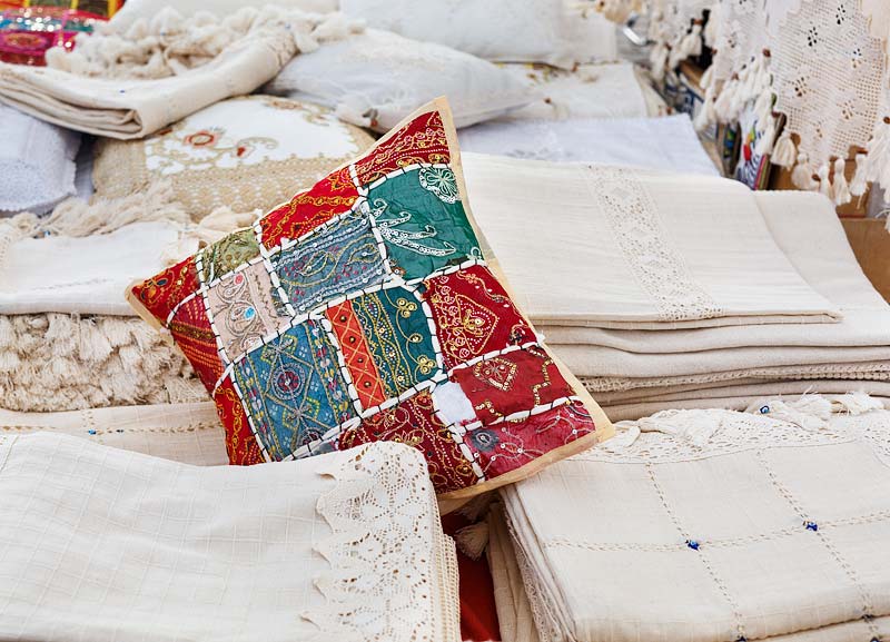 Naturalne tkaniny na pamiątkę z Bodrum na bazarze w Turgutreis
